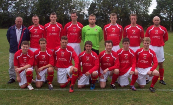Back Row: Dudley Brain (Kit Sponsor), Max Brain, Matt Frankham, Andy Webber, James Marklove (Player-Manager), James Priday, Sam Ponting, Tim Thomas.
Front Row: Will Hawes, John Stutter, Mitchell Malshankyj, Martyn Smith, Mike Sherman, Ross Lindley, Tom Paterson. Back Row: Dudley Brain (Kit Sponsor), Max Brain, Matt Frankham, Andy Webber, James Marklove (Player-Manager), James Priday, Sam Ponting, Tim Thomas.
Front Row: Will Hawes, John Stutter, Mitchell Malshankyj, Martyn Smith, Mike Sherman, Ross Lindley, Tom Paterson.